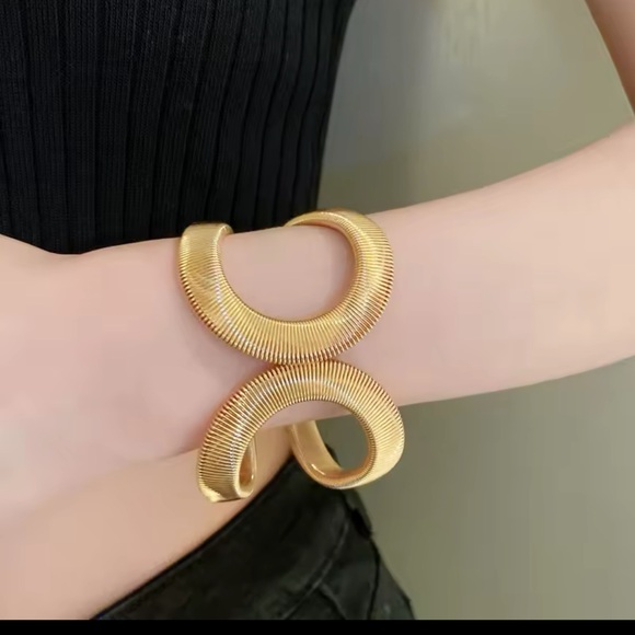 New Wide Cuff Gold Tone Bangle Bracelet Snake Design Oval Hinged Woman’s - Picture 4 of 4